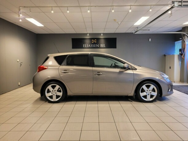 toyota-auris-bensin-2014-big-3