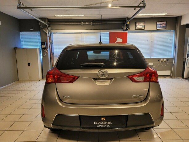 toyota-auris-bensin-2014-big-6