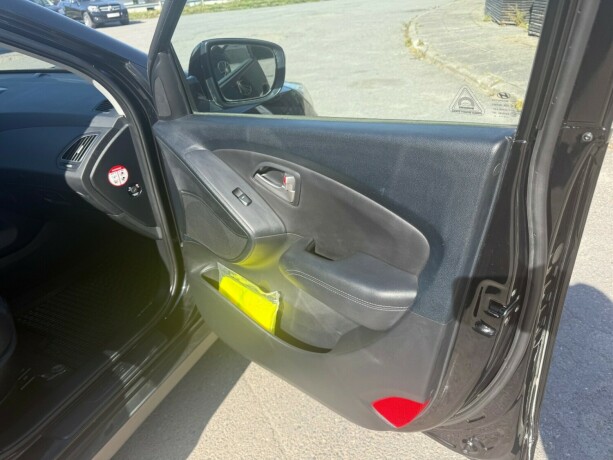 hyundai-ix35-diesel-2012-big-28