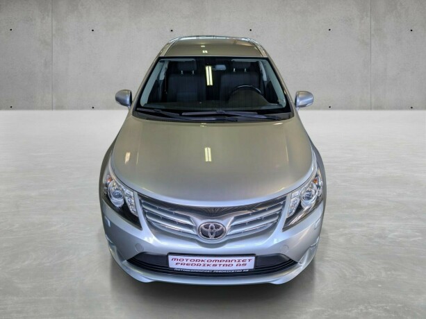 toyota-avensis-bensin-2012-big-9