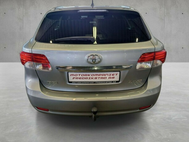 toyota-avensis-bensin-2012-big-10