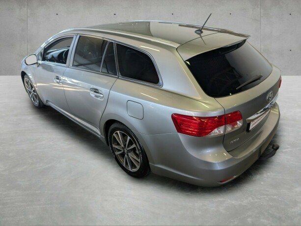 toyota-avensis-bensin-2012-big-6