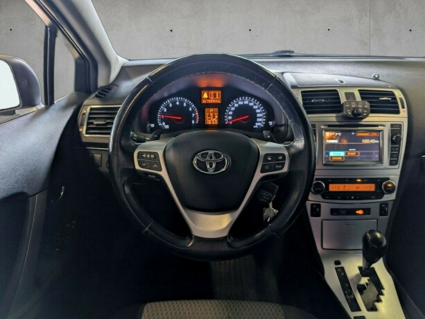 toyota-avensis-bensin-2012-big-14