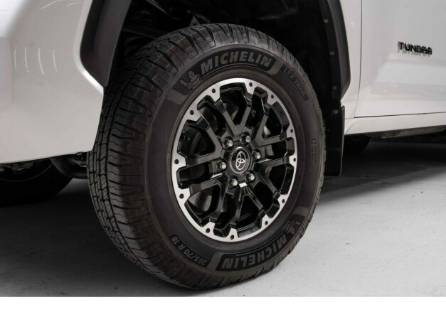 toyota-tundra-elektrisitetbensin-2022-big-2