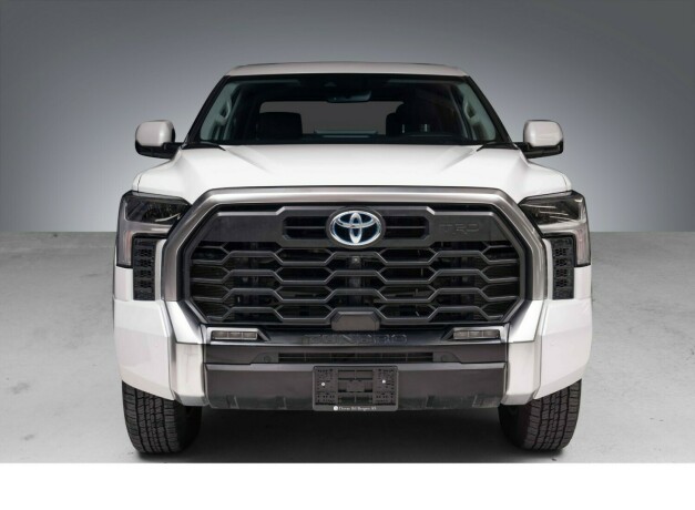 toyota-tundra-elektrisitetbensin-2022-big-4