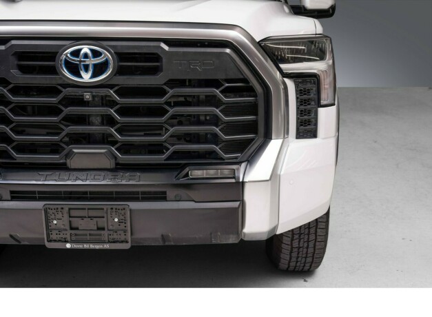 toyota-tundra-elektrisitetbensin-2022-big-6