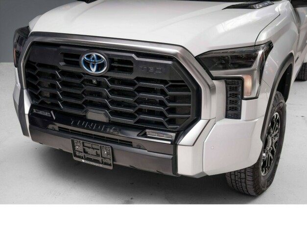 toyota-tundra-elektrisitetbensin-2022-big-3