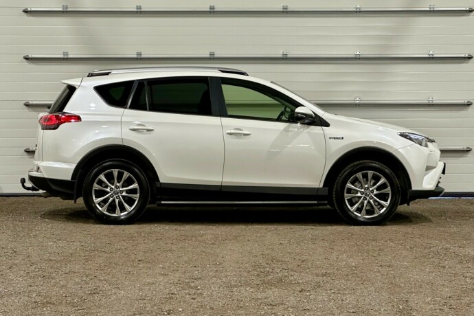 toyota-rav4-elektrisitetbensin-2016-big-1