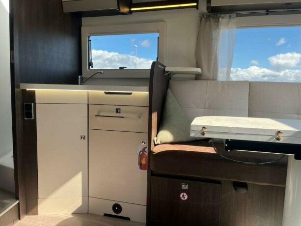 benimar-tessoro-497-queensbed-elsenkeseng-face-2-face-sittegruppe-20-170hk-diesel-2021-big-31