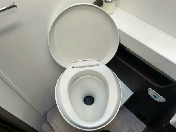 benimar-tessoro-497-queensbed-elsenkeseng-face-2-face-sittegruppe-20-170hk-diesel-2021-big-50