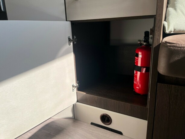 benimar-tessoro-497-queensbed-elsenkeseng-face-2-face-sittegruppe-20-170hk-diesel-2021-big-37