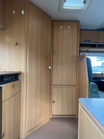 dethleffs-advantage-lav-seng-nede-alkove-truma-kobi-varmer-ryggekamera-kj248leskap-god-nyttelast-diesel-2004-big-44