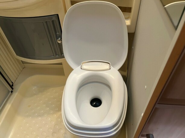 dethleffs-advantage-lav-seng-nede-alkove-truma-kobi-varmer-ryggekamera-kj248leskap-god-nyttelast-diesel-2004-big-60