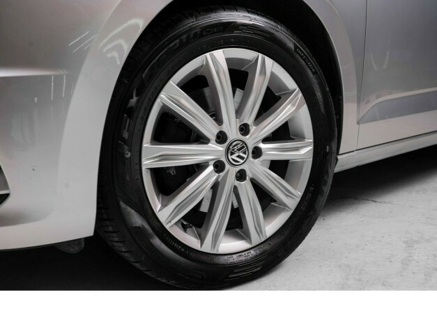 volkswagen-touran-bensin-2016-big-4