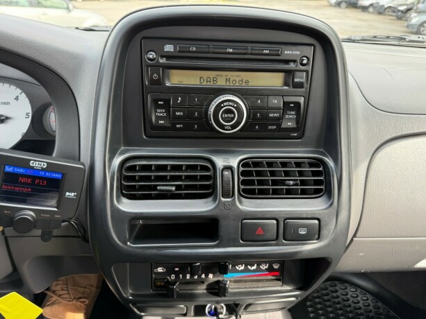 nissan-king-cab-diesel-2011-big-14