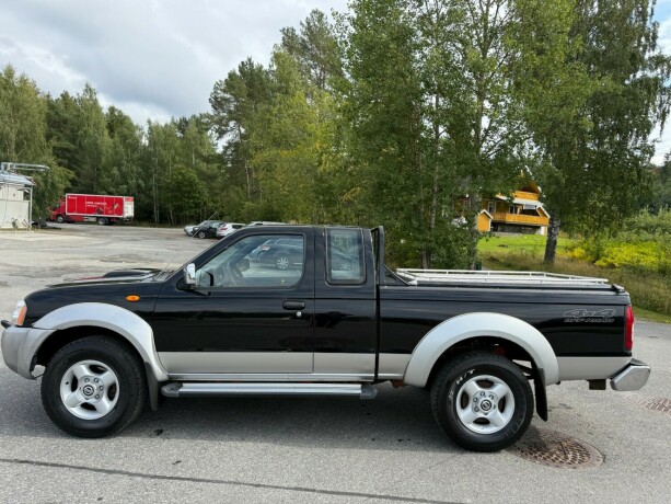 nissan-king-cab-diesel-2011-big-1