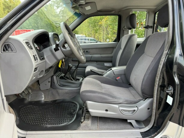 nissan-king-cab-diesel-2011-big-22