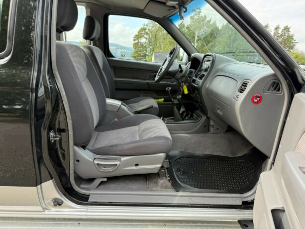 nissan-king-cab-diesel-2011-big-19