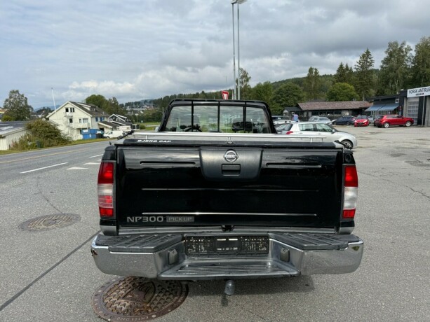 nissan-king-cab-diesel-2011-big-3