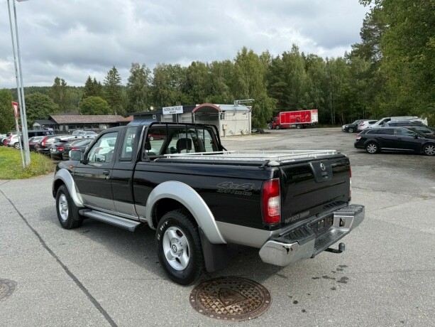 nissan-king-cab-diesel-2011-big-2