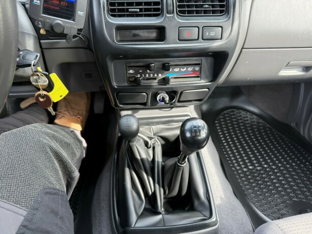 nissan-king-cab-diesel-2011-big-13