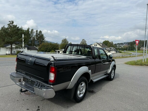 nissan-king-cab-diesel-2011-big-6