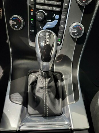 volvo-v60-bensin-2016-big-25