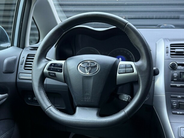 toyota-auris-bensin-2011-big-11
