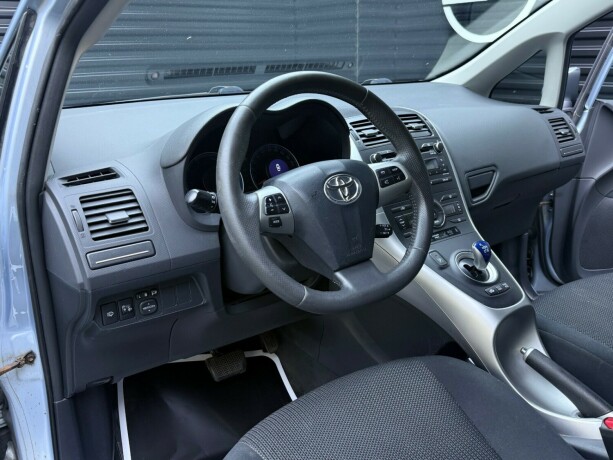 toyota-auris-bensin-2011-big-9