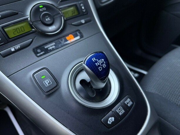 toyota-auris-bensin-2011-big-19