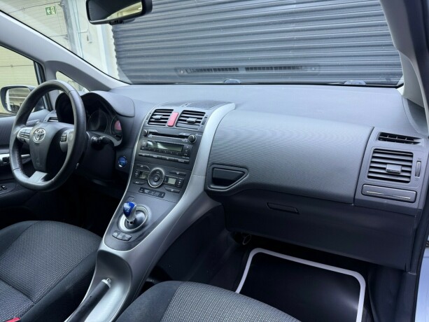 toyota-auris-bensin-2011-big-10
