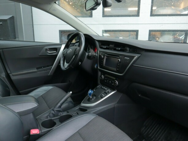 toyota-auris-bensin-2013-big-7