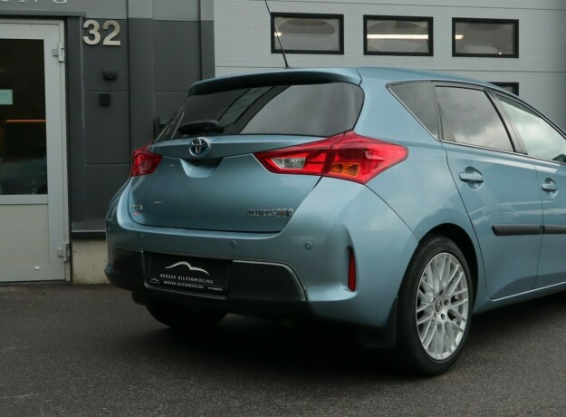 toyota-auris-bensin-2013-big-3