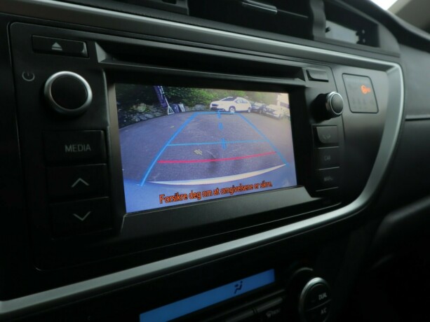 toyota-auris-bensin-2013-big-12