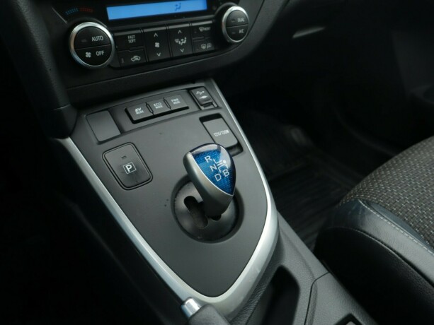 toyota-auris-bensin-2013-big-13