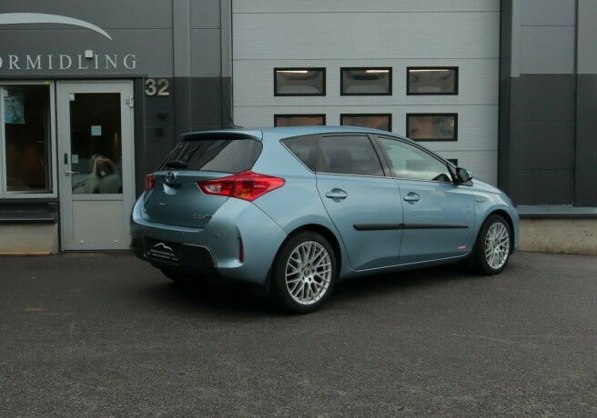 toyota-auris-bensin-2013-big-1
