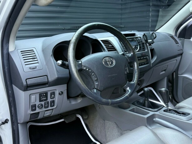 toyota-hilux-diesel-2010-big-12