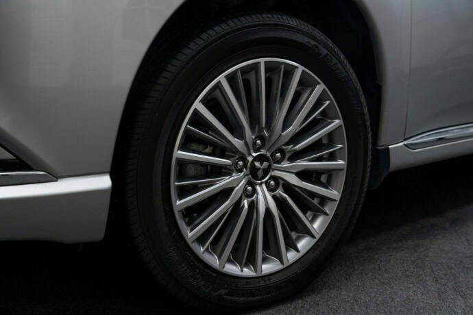 mitsubishi-outlander-elektrisitetbensin-2021-big-4