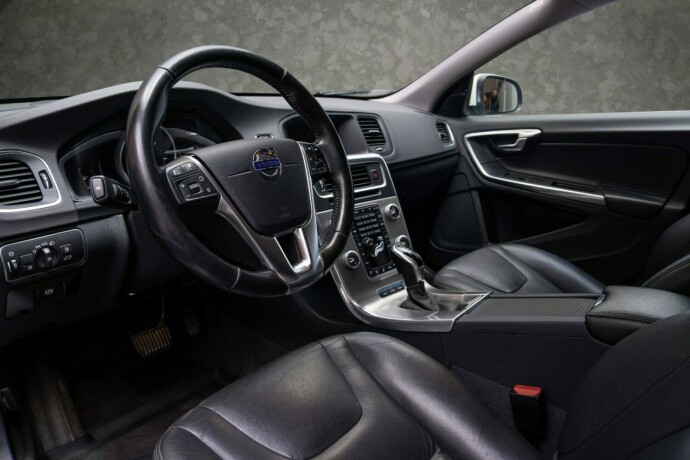 volvo-v60-elektrisitetdiesel-2018-big-25