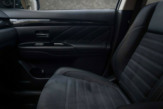mitsubishi-outlander-elektrisitetbensin-2016-big-17