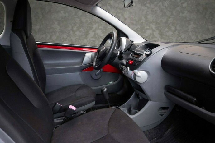 toyota-aygo-bensin-2010-big-17