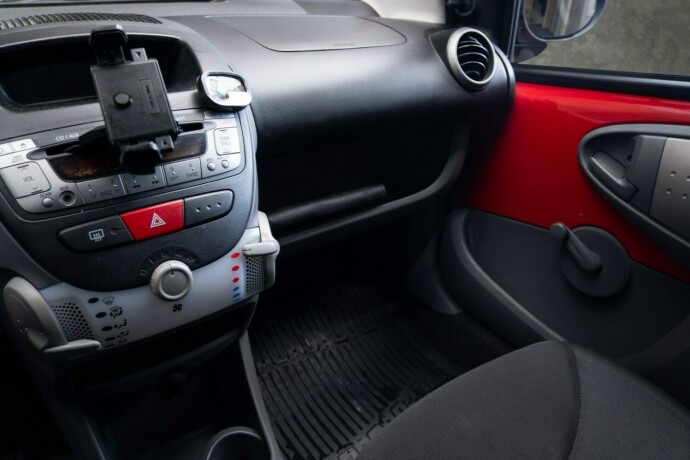 toyota-aygo-bensin-2010-big-12