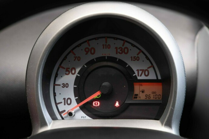 toyota-aygo-bensin-2010-big-10