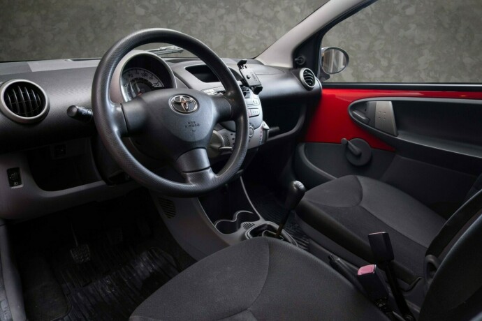 toyota-aygo-bensin-2010-big-15