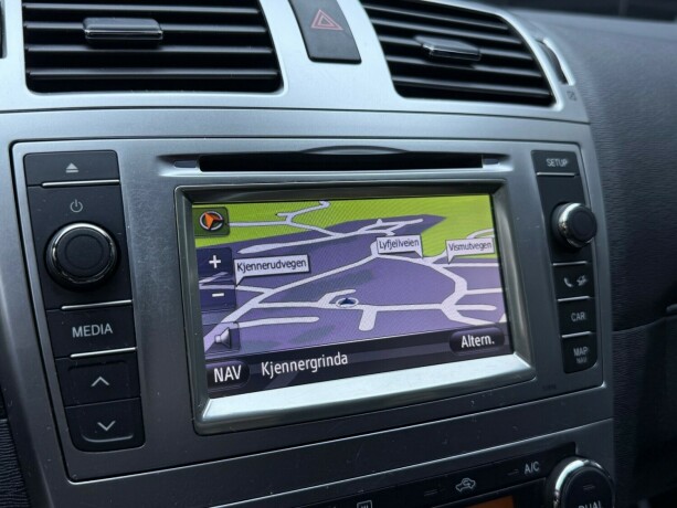 toyota-avensis-bensin-2013-big-17