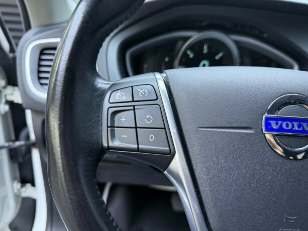 volvo-v40-diesel-2014-big-14