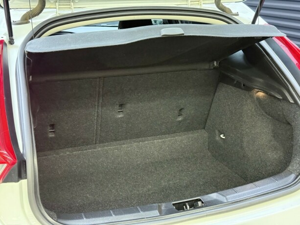 volvo-v40-diesel-2014-big-28