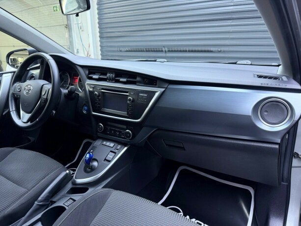toyota-auris-bensin-2013-big-11