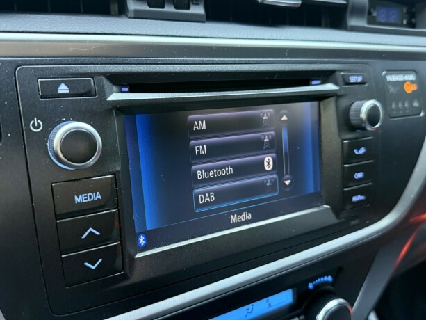 toyota-auris-bensin-2013-big-19
