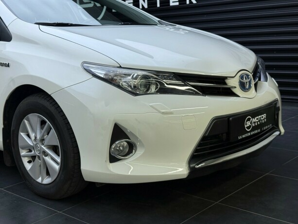 toyota-auris-elektrisitetbensin-2014-big-2